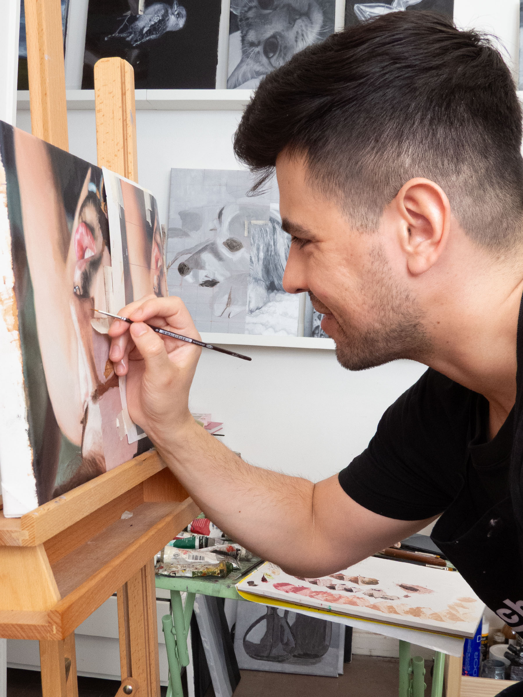 Alumno trabajando en pintura al oleo en Taller Nodo